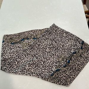 Large leopard scarf. 70% Viscose 30% Silk